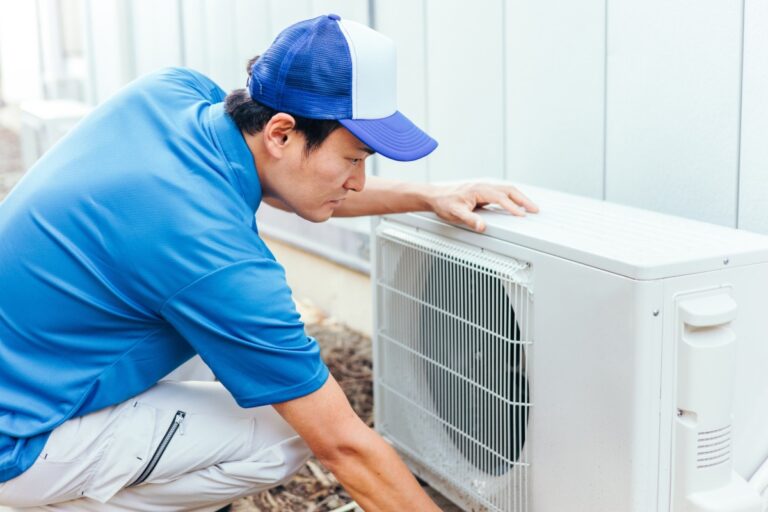 冷氣開始滴水，先別急著猜零件壞了。排水管阻塞、濾網積塵或安裝坡度都可能讓水跑錯方向；看懂漏水位置與發生時機，能更從容判斷是否需要冷氣漏水維修，也知道洗冷氣和檢查費用該怎麼詢問，避免先入為主地猜修。