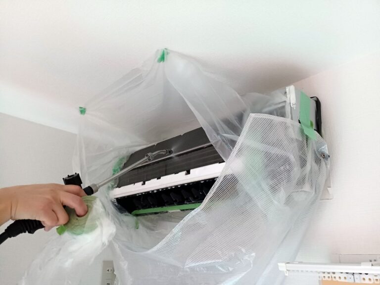桃園冷氣清洗怎麼安排？從家用冷氣常見髒污與異味談起，整理桃園洗冷氣前的自我檢查、清潔服務範圍、詢價重點與完工驗收方式，並說明濾網日常保養和深度清潔的差別。先看懂流程與報價內容，再依機型、使用環境和實際狀況安排清潔，讓夏季冷房更安心！