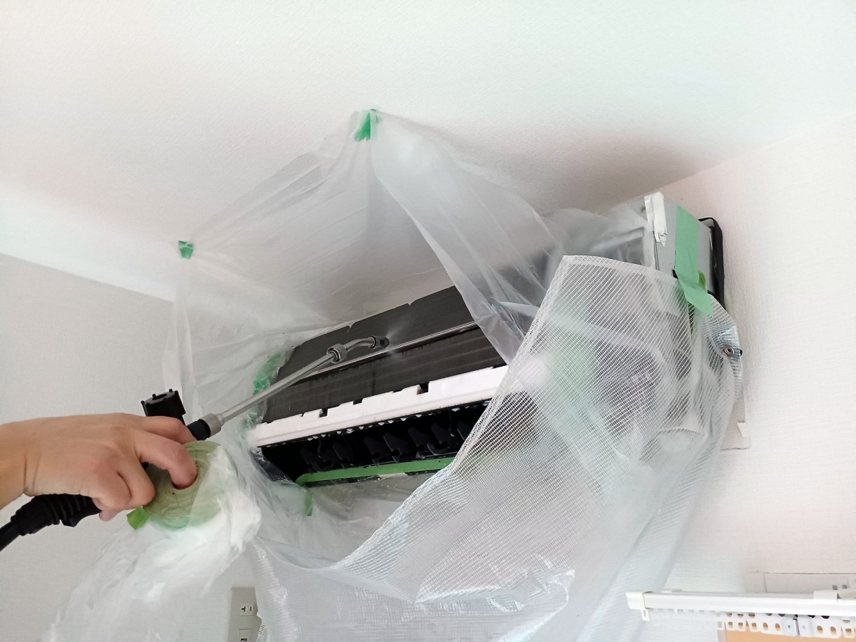 桃園冷氣清洗怎麼安排？從家用冷氣常見髒污與異味談起，整理桃園洗冷氣前的自我檢查、清潔服務範圍、詢價重點與完工驗收方式，並說明濾網日常保養和深度清潔的差別。先看懂流程與報價內容，再依機型、使用環境和實際狀況安排清潔，讓夏季冷房更安心！