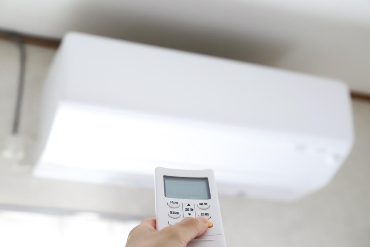 冷氣怎麼吹最省電？冷氣一直開比較省電嗎？28度真的最省電？一次整理冷氣省電方法、最佳冷氣省電溫度、節能設定技巧與日常保養重點，幫助降低電費，同時維持舒適的室內環境。